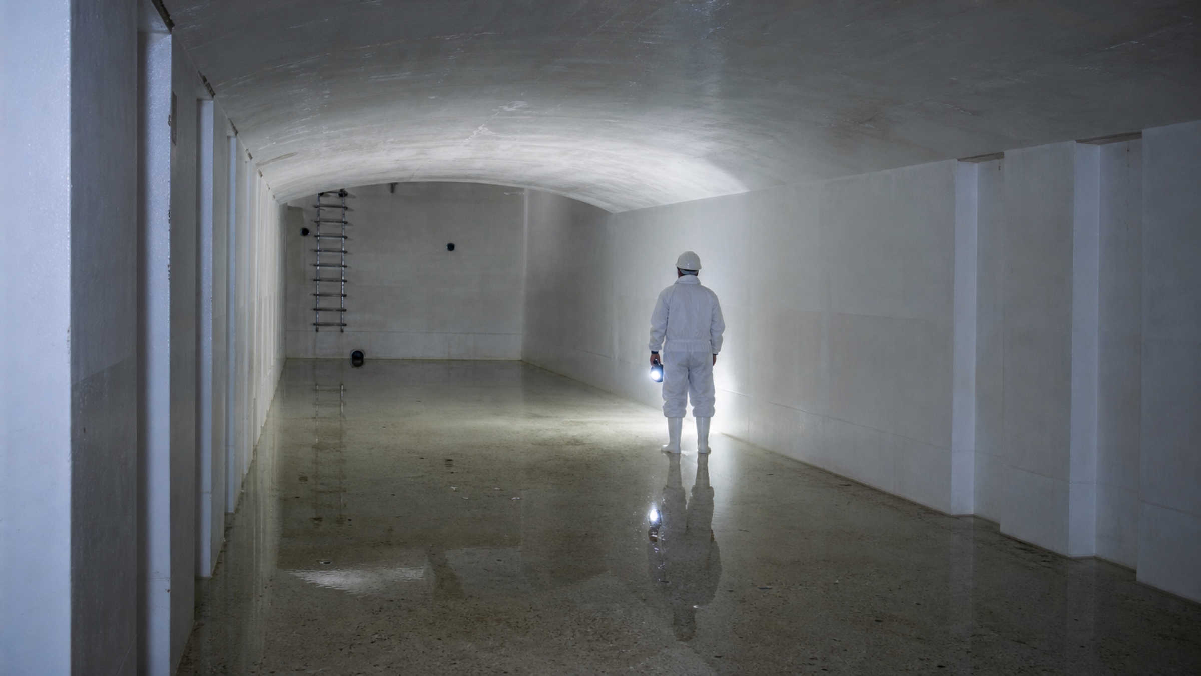 Techniker bei der Begehung einer Reinwasserkammer